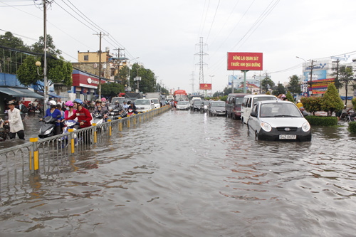 TP.HCM:[-]Đường[-]biến[-]thành[-]sông,[-]kẹt[-]xe[-]hàng[-]giờ[-]sau[-]cơn[-]mưa[-]lớn